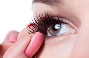 وازلین برای جدا کردن مژه مصنوعی